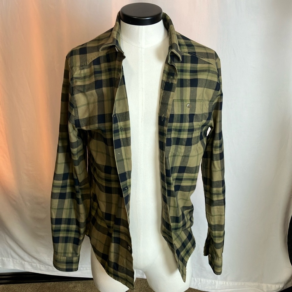 Men’s great and black Under Armour flannel